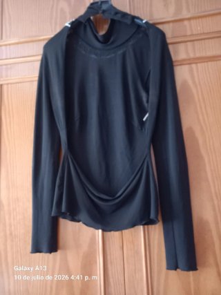 Blusa negra con pedrería roja y cristal