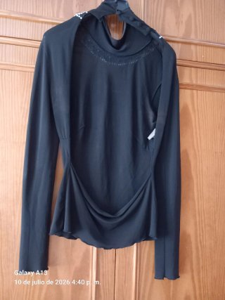 Blusa negra con pedrería roja y cristal