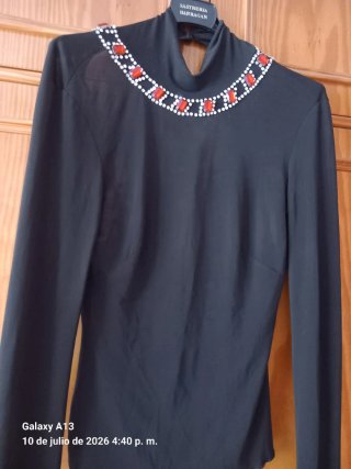 Blusa negra con pedrería roja y cristal