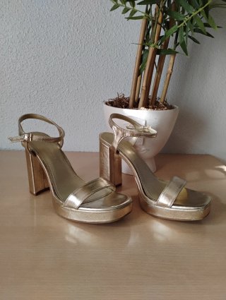 Sandalias doradas Pull & Bear plataforma