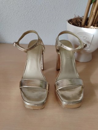 Sandalias doradas Pull & Bear plataforma