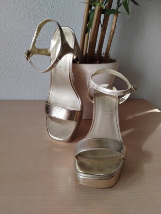 Sandalias doradas Pull & Bear plataforma