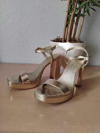 Sandalias doradas Pull & Bear plataforma