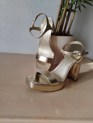 Sandalias doradas Pull & Bear plataforma