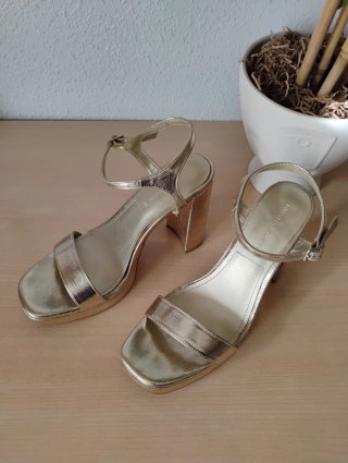 Sandalias doradas Pull & Bear plataforma