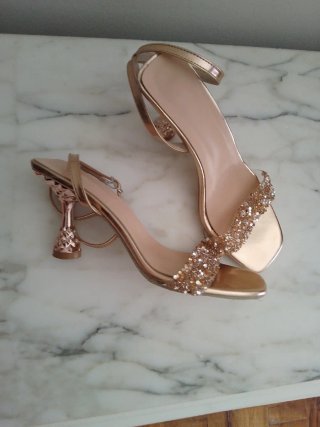 Sandalias doradas con pedrería