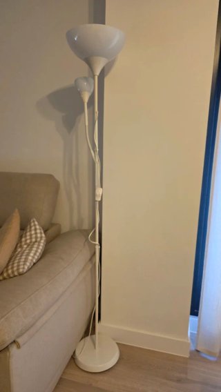 Lámpara de pie blanca Not Ikea
