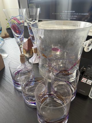 Copas de vino, vasos y cubitera
