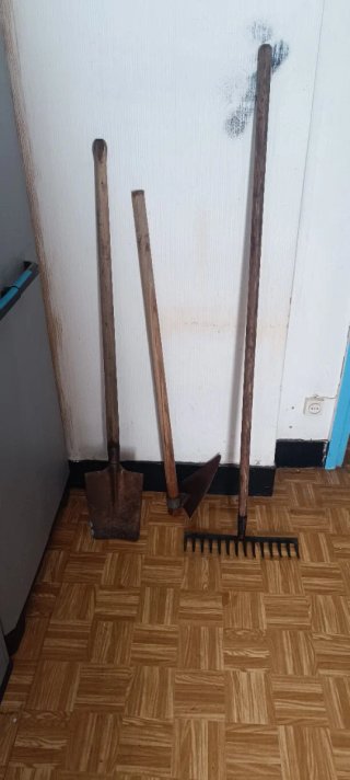 Herramientas de huerta: pala, azada y rastrillo