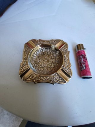 Cenicero de latón con diseño floral