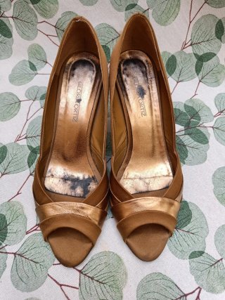 Zapatos de tacón dorados talla 37