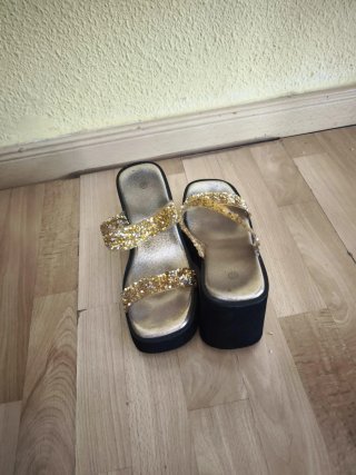 Sandalias de cuña doradas y negras