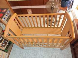 Cuna de bebé de madera