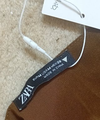 Top efecto seda dorado de ZARA