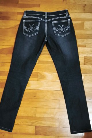 Pantalón vaquero azul con costuras blancas