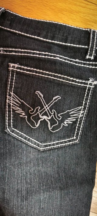 Pantalón vaquero azul con costuras blancas