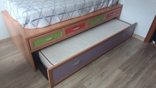 Dormitorio juvenil con cajones de colores