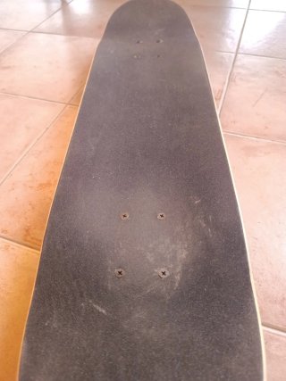 Monopatín negro