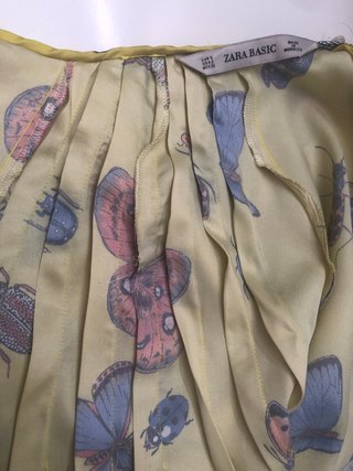 Blusa satinada Zara con estampado de mariposas