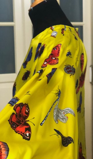 Blusa satinada Zara con estampado de mariposas