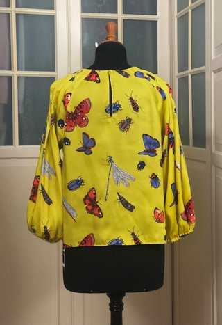 Blusa satinada Zara con estampado de mariposas
