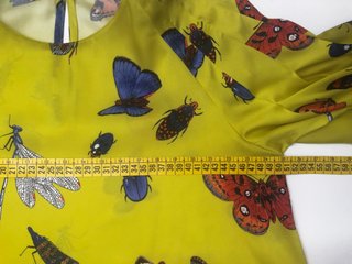 Blusa satinada Zara con estampado de mariposas
