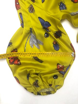 Blusa satinada Zara con estampado de mariposas
