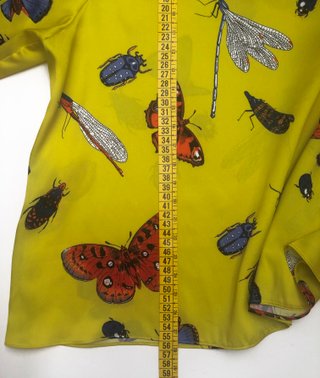 Blusa satinada Zara con estampado de mariposas