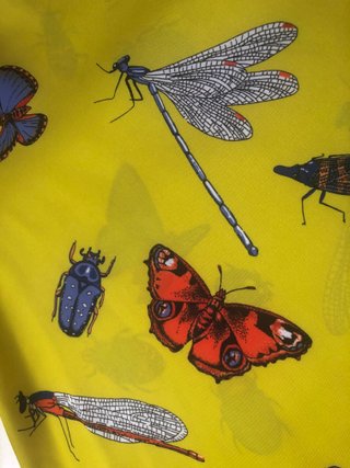 Blusa satinada Zara con estampado de mariposas
