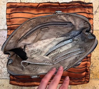 Bolso Monogram Gris GUESS