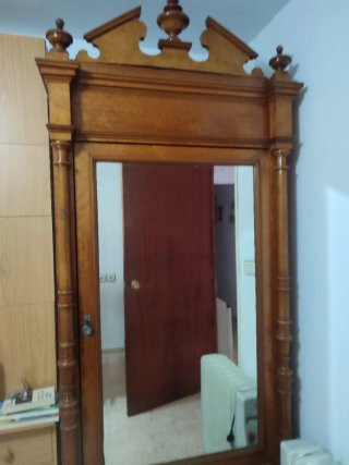 Armario antiguo con espejo