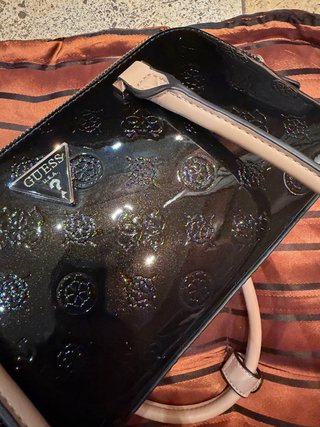 Bolso Guess Arnela Negro Charol