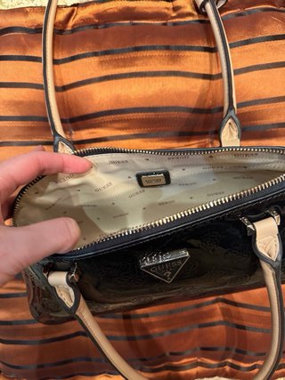 Bolso Guess Arnela Negro Charol