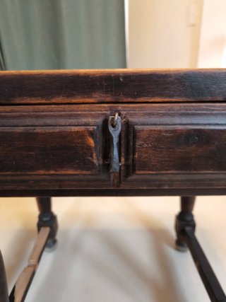 Mesa auxiliar de madera estilo castellano rústico