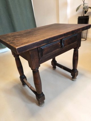 Mesa auxiliar de madera estilo castellano rústico