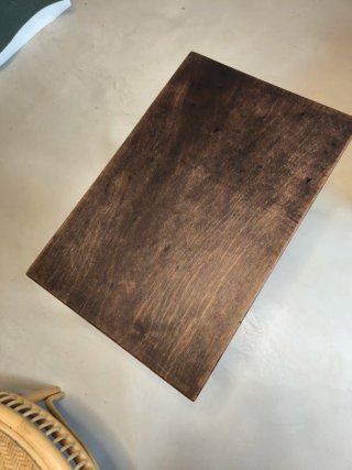 Mesa auxiliar de madera estilo castellano rústico