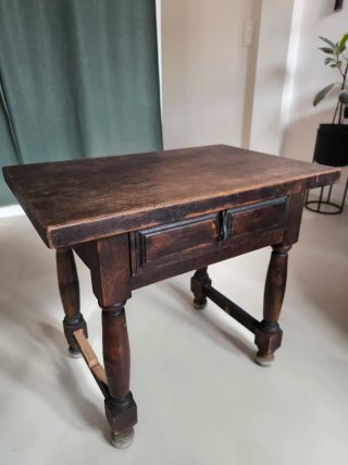 Mesa auxiliar de madera estilo castellano rústico