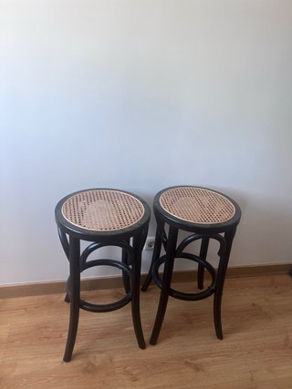 Taburetes altos de madera y ratán