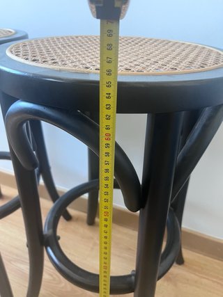Taburetes altos de madera y ratán
