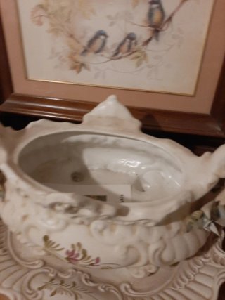 Sopera antigua de cerámica con plato