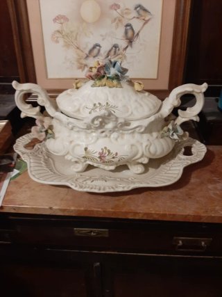 Sopera antigua de cerámica con plato