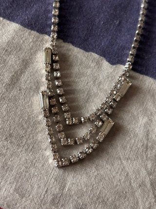 Collar vintage plateado con brillantes