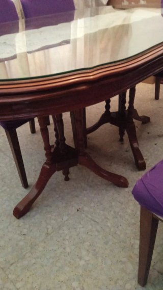 Mesa de comedor madera y cristal.