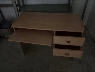 Scrivania in legno con vassoio e cassetti