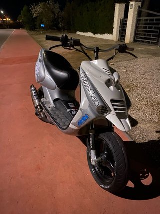 Beta Ark 49cc Scooter Plata/Blanco