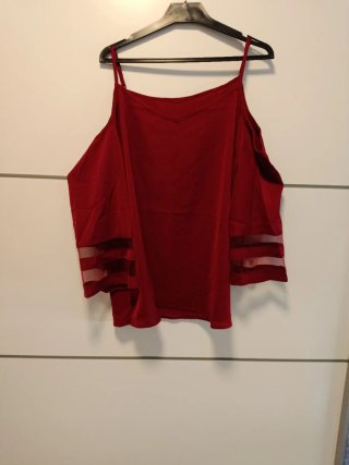 Blusa roja con hombros descubiertos y manga de mal