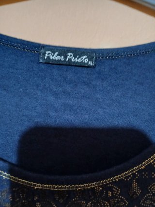 Camiseta Pilar Prieto azul y dorada
