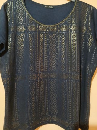 Camiseta Pilar Prieto azul y dorada