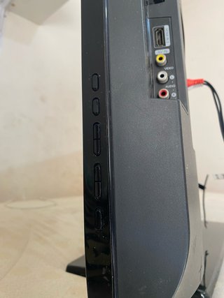 Televisor Samsung Negro y Rojo