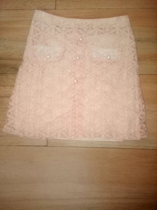 Falda corta de encaje rosa